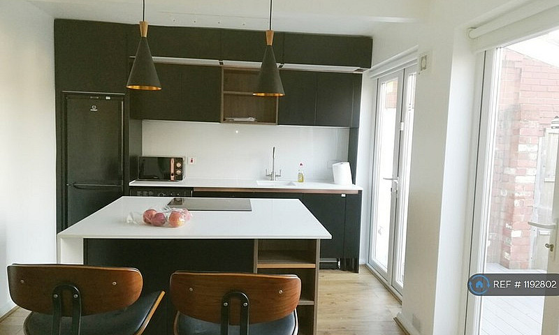 1 Bedroom In Strathm...