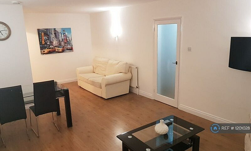 2 Bedroom Flat In Gl...