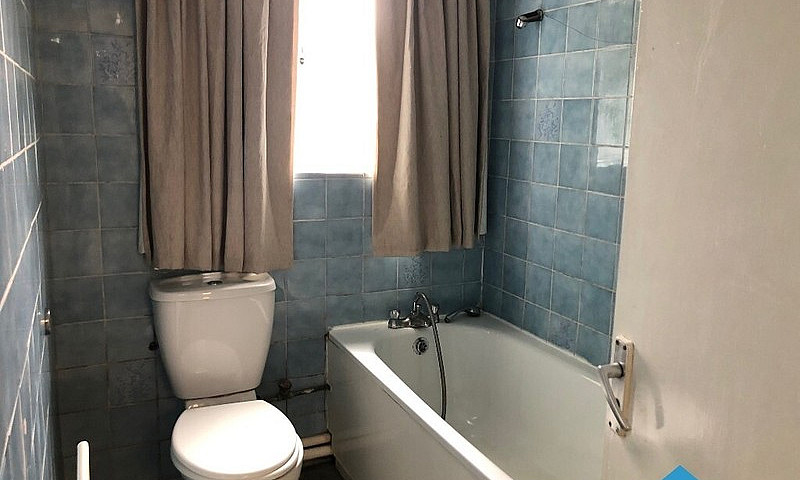 Large 4 Bedroom Hous...