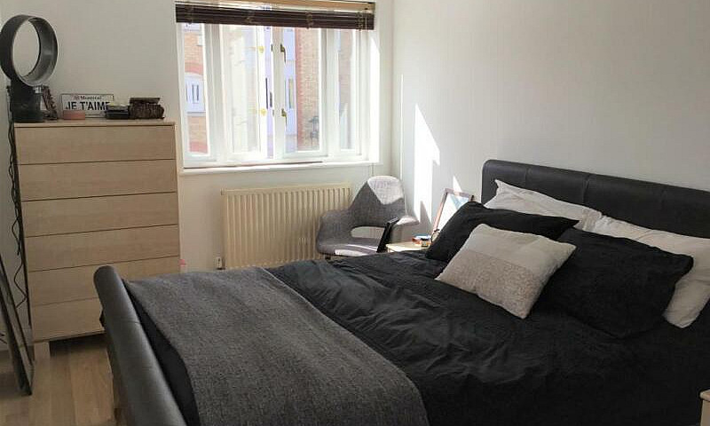 2 Bedroom Flat In Ro...