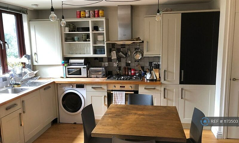 1 Bedroom Flat In Ha...