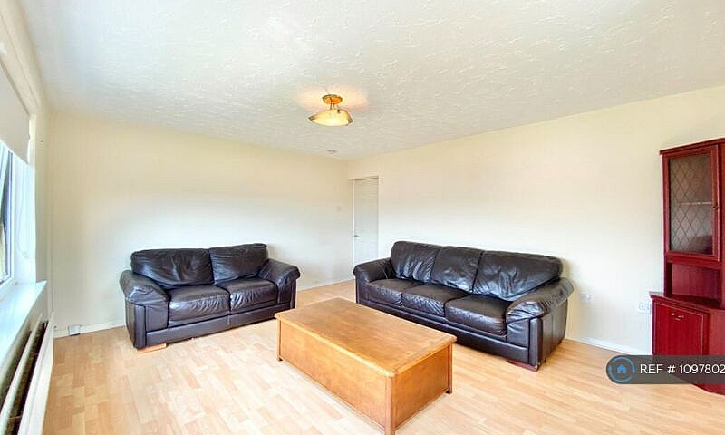3 Bedroom Flat In Av...