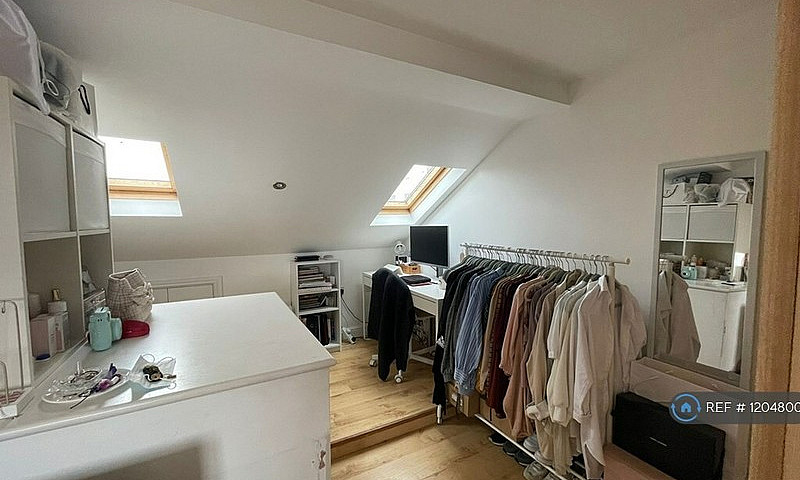4 Bedroom House In A...