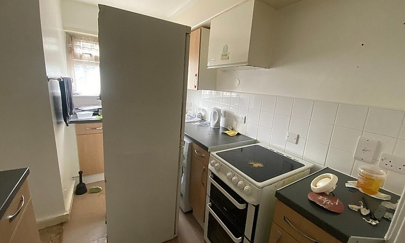 2 Bedroom Flat In Wa...