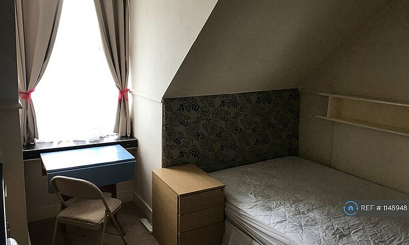 1 Bedroom In Creffie...