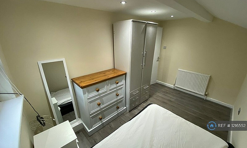 3 Bedroom House In T...
