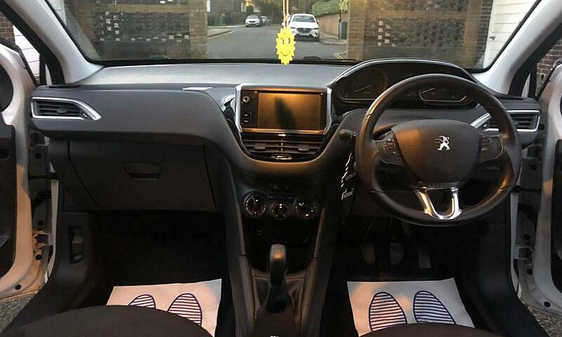 Peugoet 208 Black Ed...