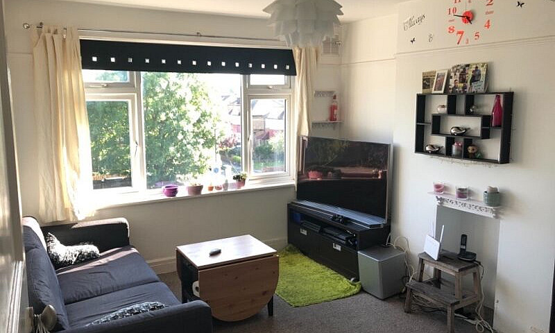 2 Bedroom Flat 8 Min...