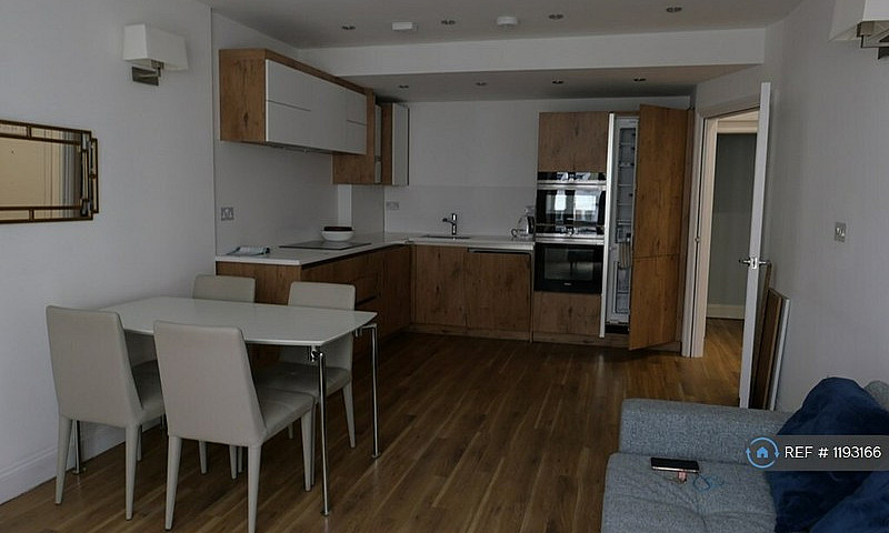 2 Bedroom Flat In Le...