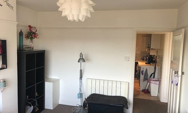 2 Bedroom Flat 8 Min...