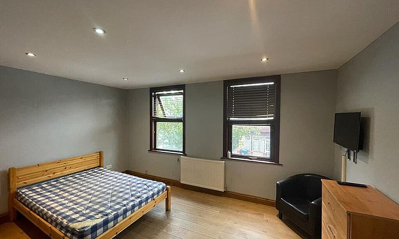 Three Bedroom Flat T...