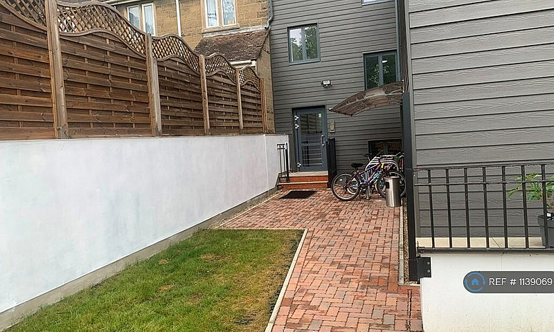 1 Bedroom Flat In Ha...