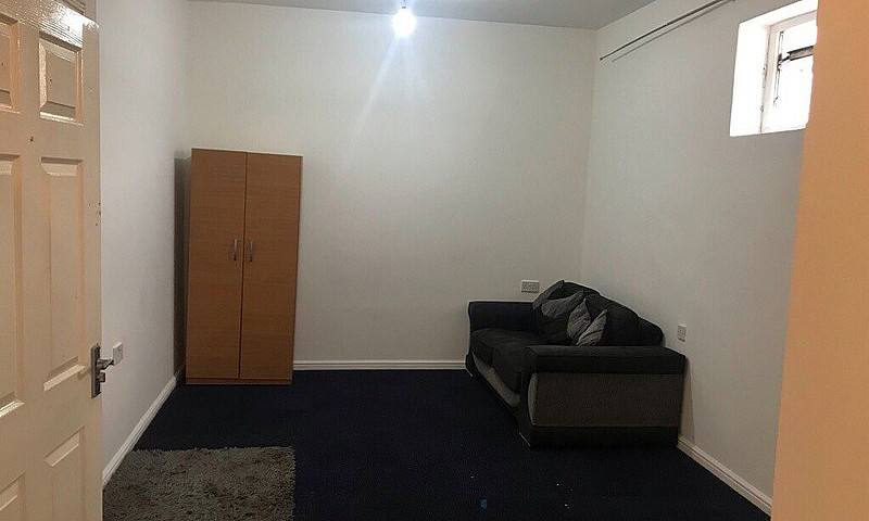 Studio Flat £850 Per...