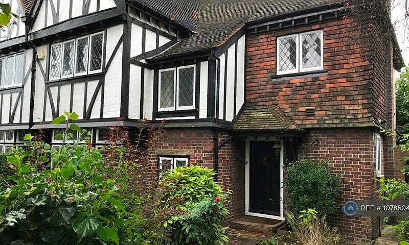 1 Bedroom In Vale La...
