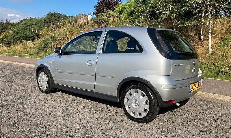 ** 2005 Vauxhall Cor...