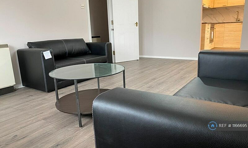 2 Bedroom Flat In St...