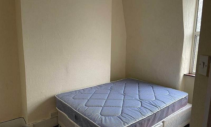 2 Bedrooms Flat Avai...