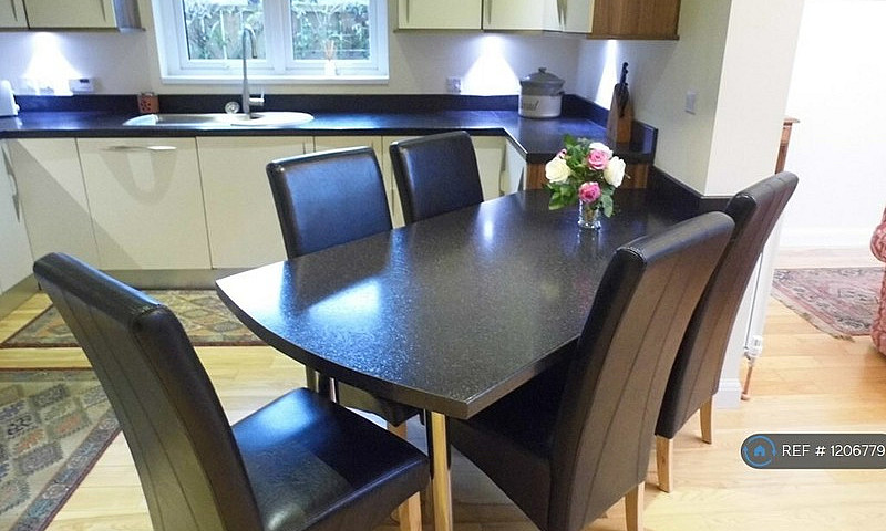 2 Bedroom House In W...