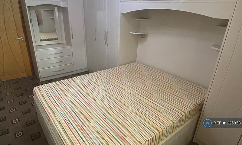 2 Bedroom Flat In Bi...