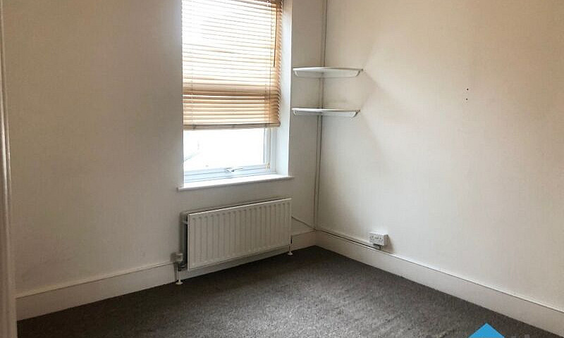 Large 2 Bedroom 1St ...
