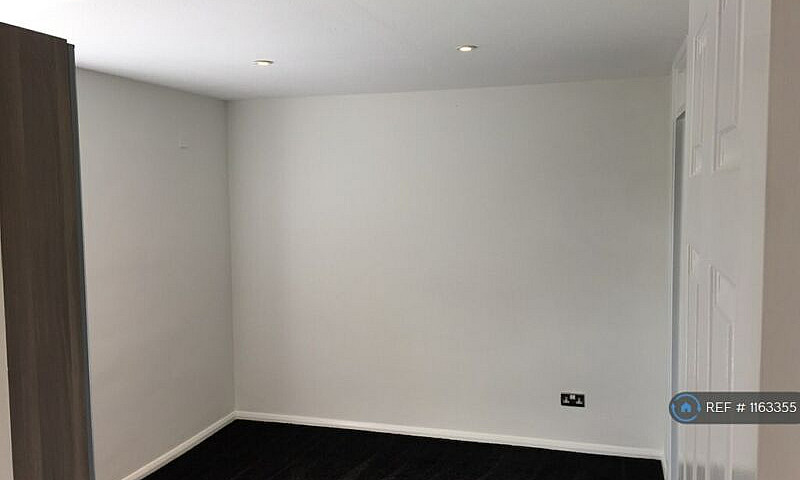 1 Bedroom Flat In Gr...