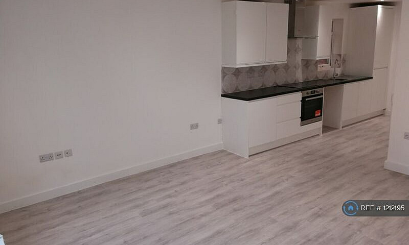 2 Bedroom Flat In Ce...