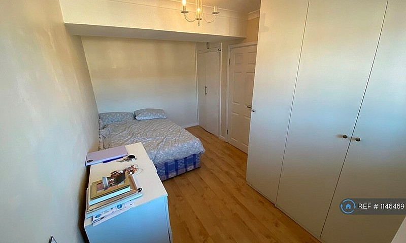 2 Bedroom Flat In Sh...