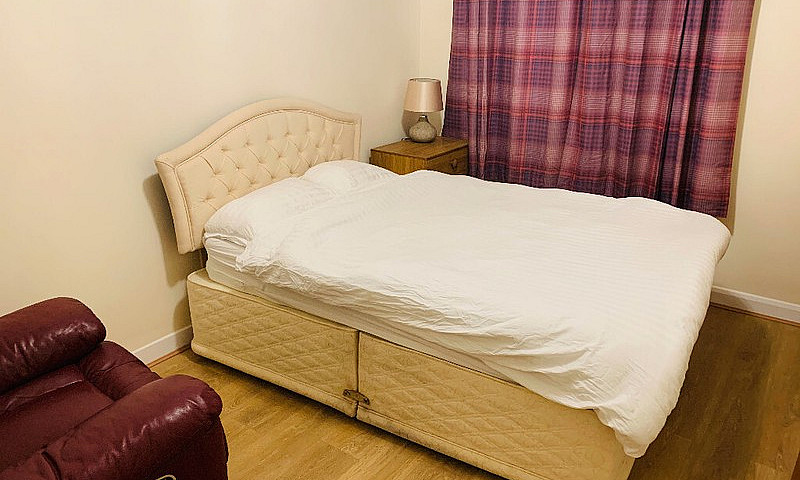 2/3 Bed Flat Near Dy...