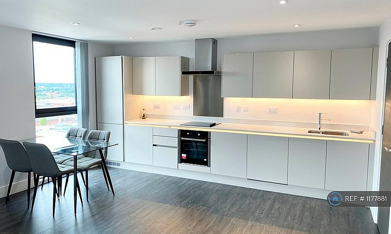 3 Bedroom Flat In Ch...