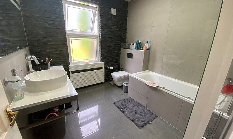 Posh 5 Bed House Wit...