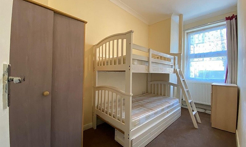 Spacious 2 Bed Groun...