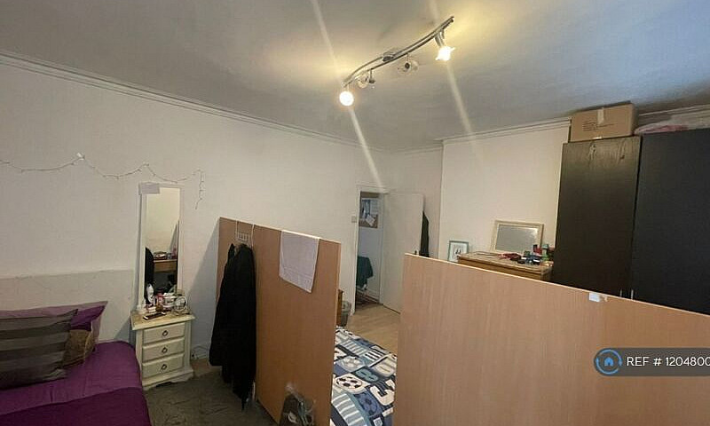 4 Bedroom House In A...