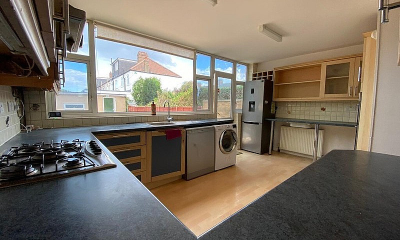Spacious 5 Bed House...