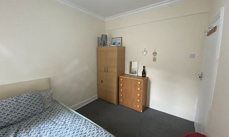 Large 6 Bedroom Fami...