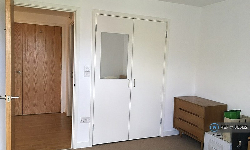 2 Bedroom Flat In Ch...
