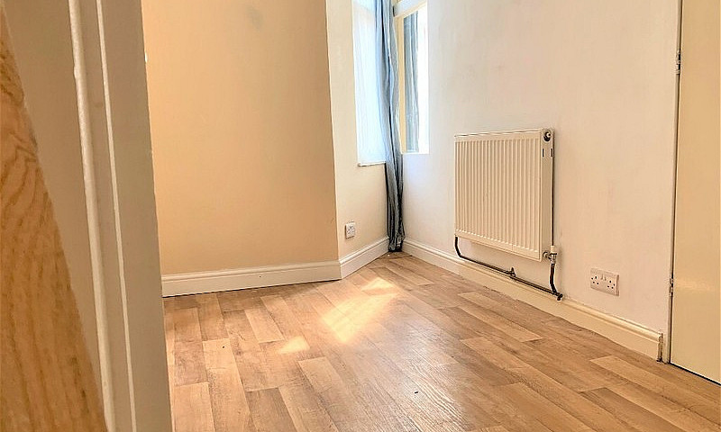 Clean Ground Floor S...