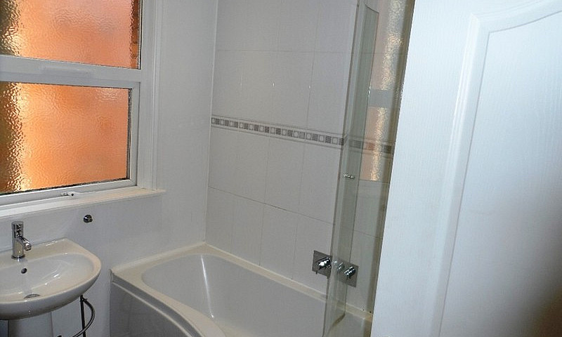 1 Bed 1 Bath/Showroo...