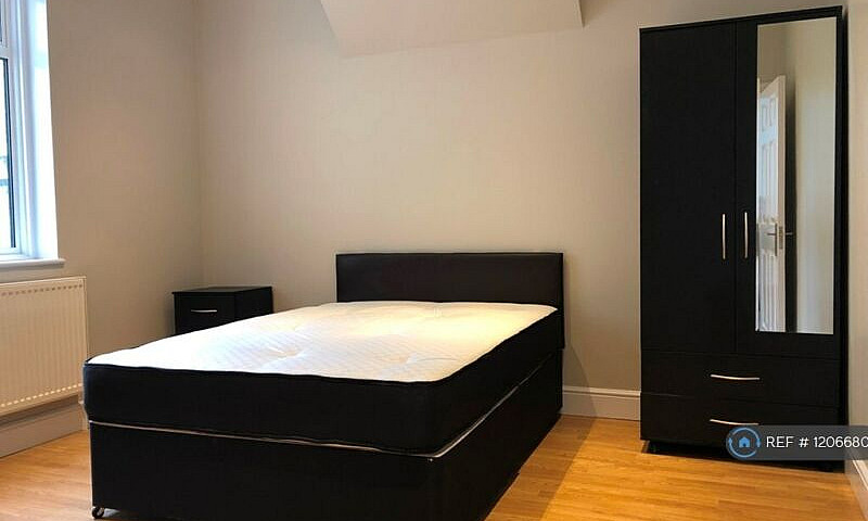 2 Bedroom Flat In Co...
