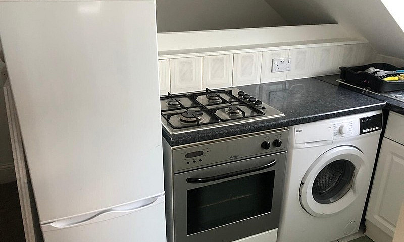 Studio Flat £850 Plu...