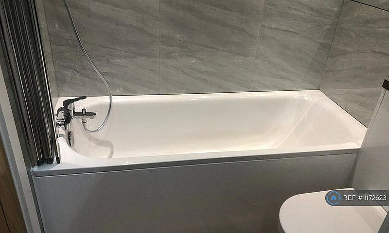 2 Bedroom Flat In Lo...