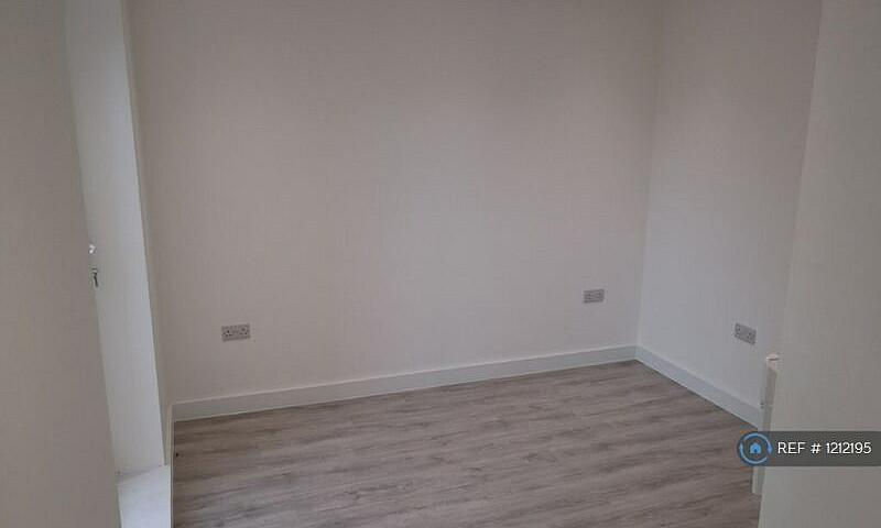 2 Bedroom Flat In Ce...