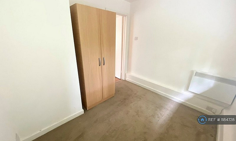 1 Bedroom Flat In Lu...