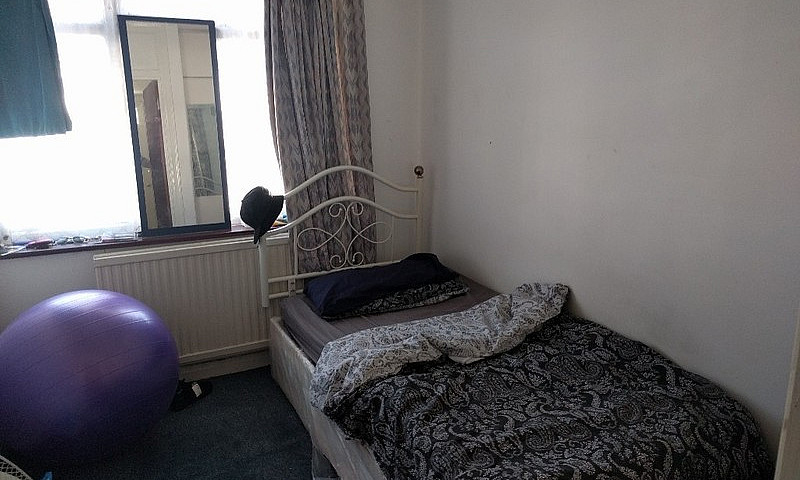 Single Room In Harro...