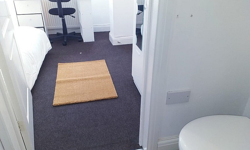 Double Ensuite Room ...