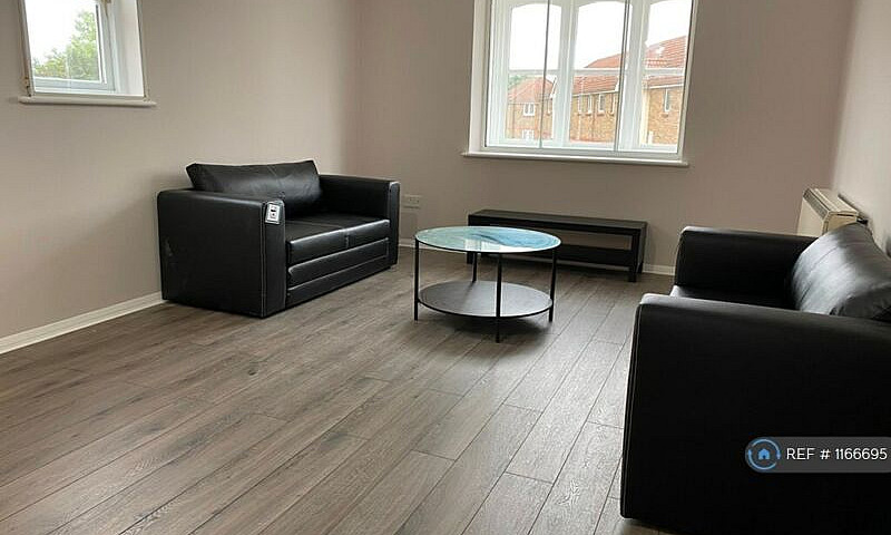 2 Bedroom Flat In St...