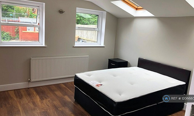 2 Bedroom Flat In Co...