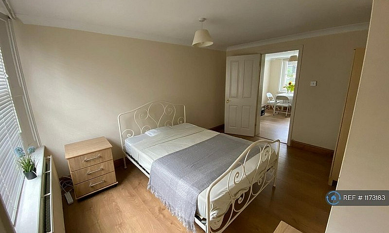 3 Bedroom Flat In Pa...