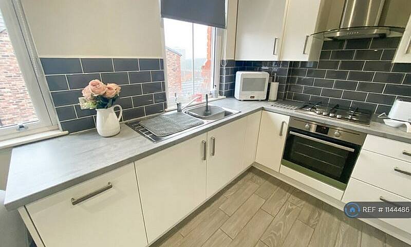 2 Bedroom Flat In Gl...