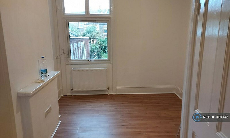 2 Bedroom Flat In Le...