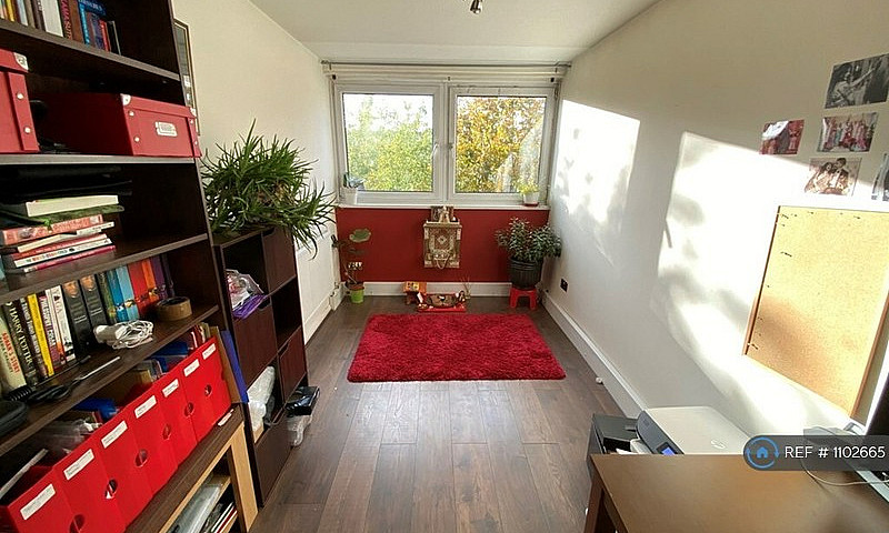 3 Bedroom Flat In Cl...